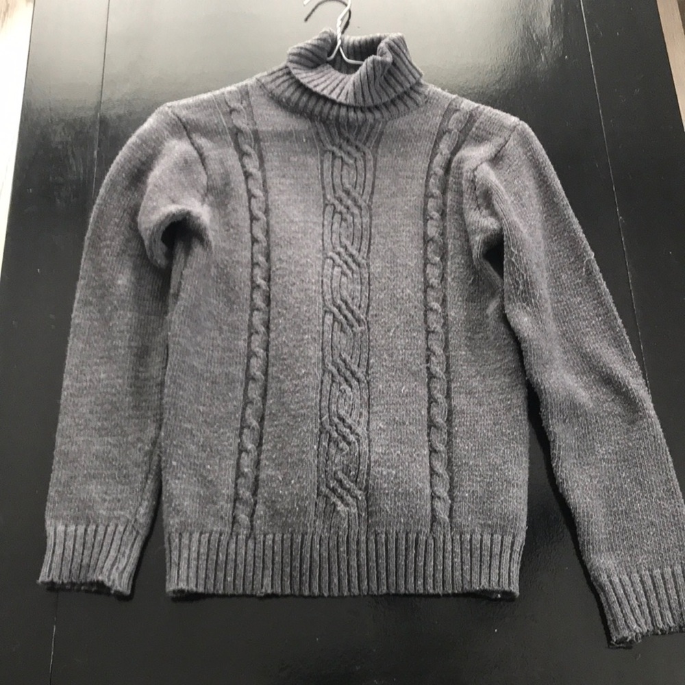 Women’s Gray Cable-Knit Turtleneck Sweater